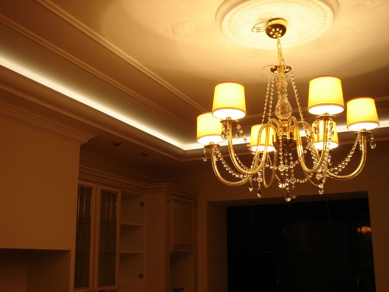 Монтаж светодиодной ленты на карниз, подсветка потолка и стены