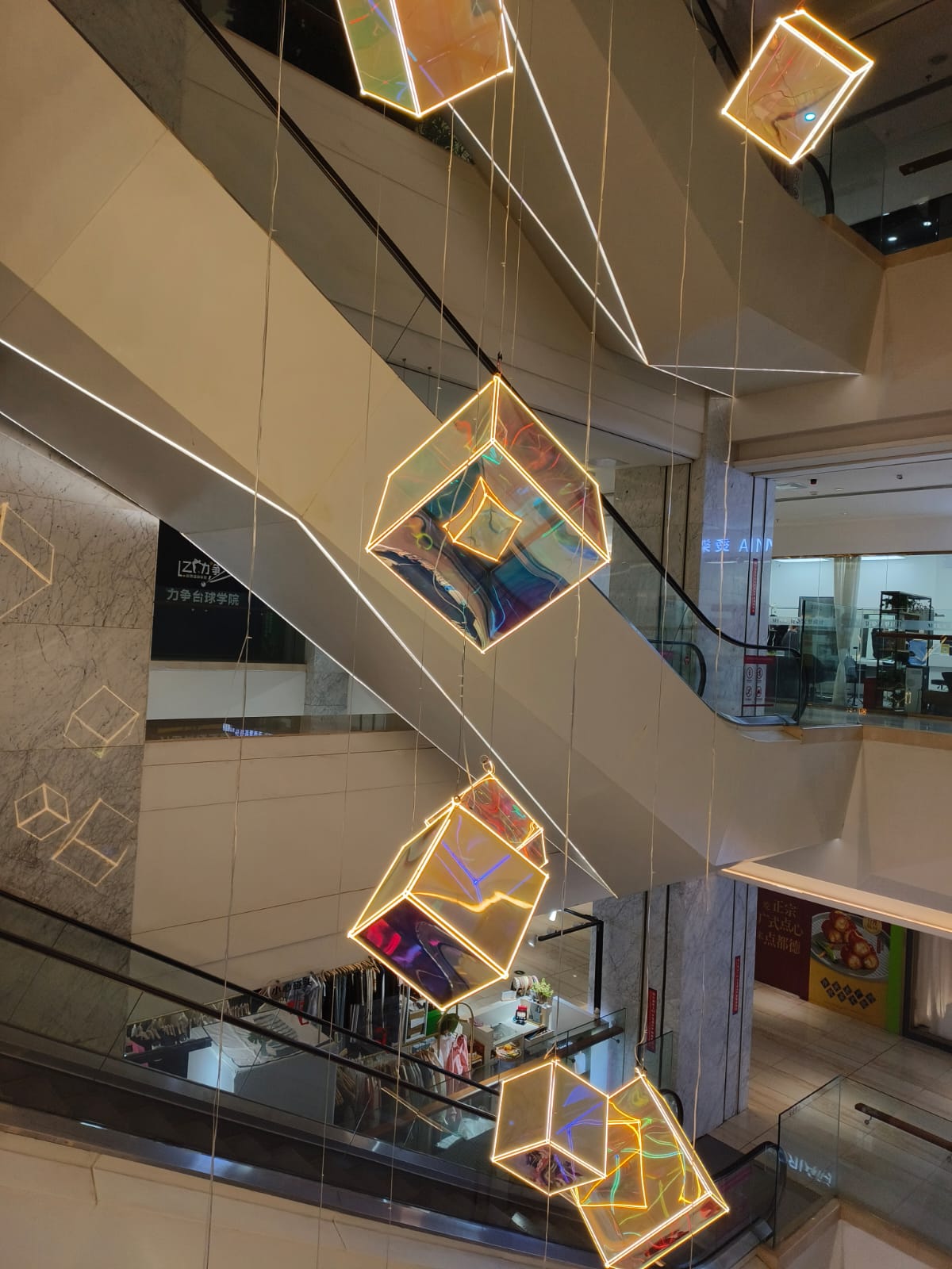 Светодиодные кубы и контурная подсветка: как создать эффектный световой дизайн