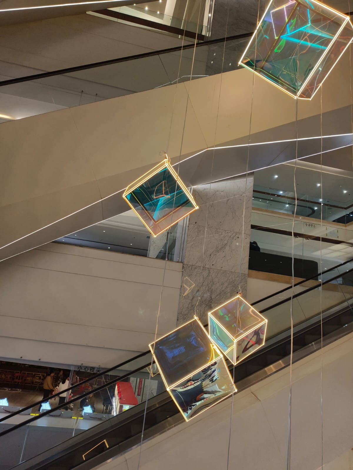 Светодиодные кубы и контурная подсветка: как создать эффектный световой дизайн