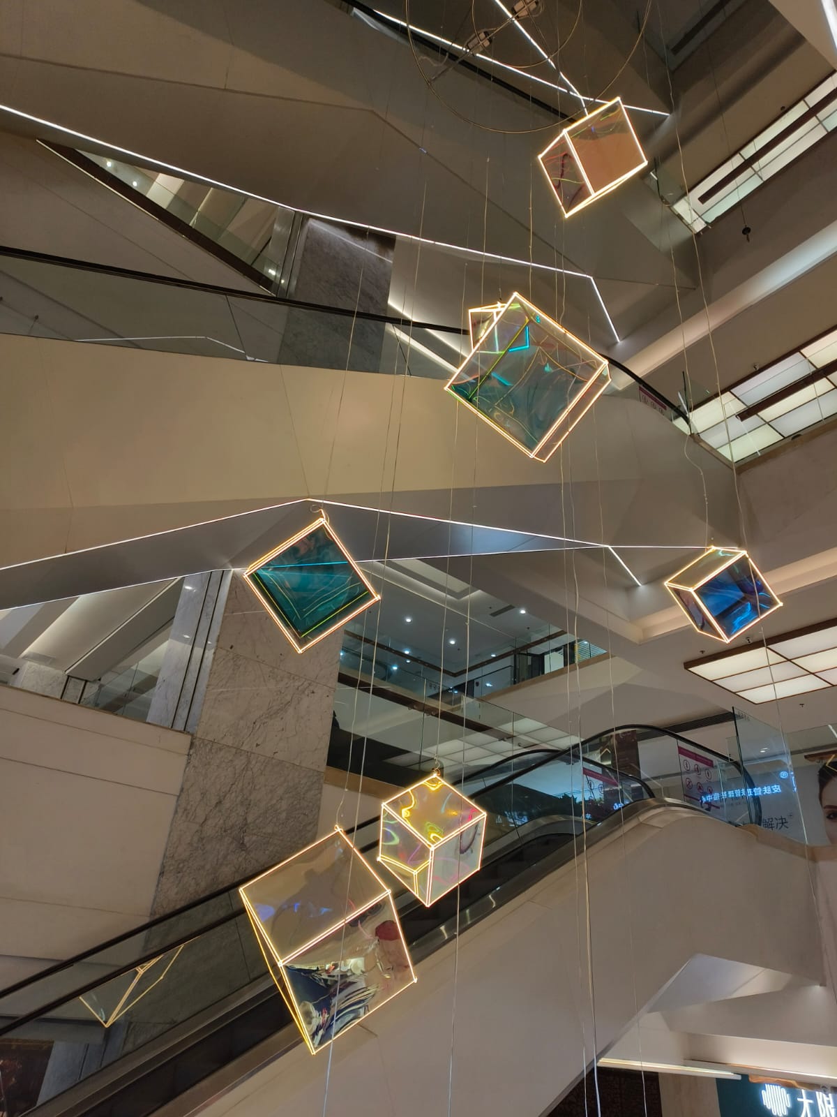 Светодиодные кубы и контурная подсветка: как создать эффектный световой дизайн